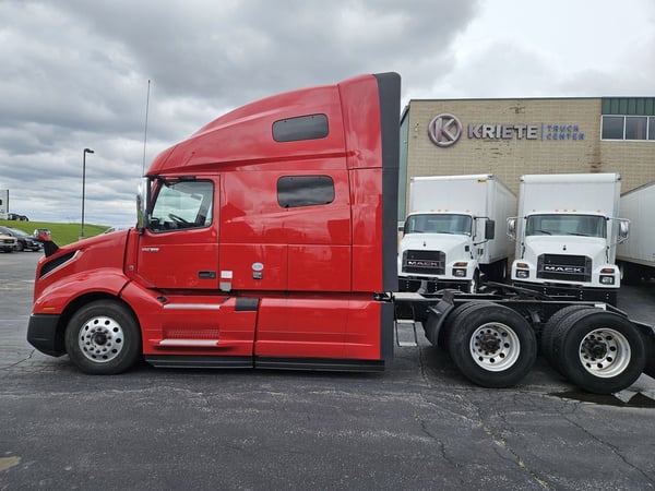 Slide images of 2022 VOLVO VNL64T760