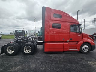 Slide images of 2022 VOLVO VNL64T760