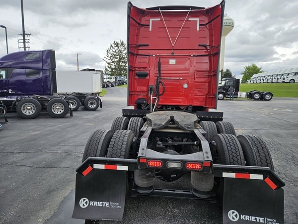 Slide images of 2022 VOLVO VNL64T760