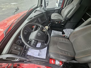 Slide images of 2022 VOLVO VNL64T760
