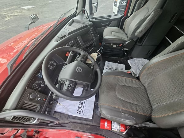 Slide images of 2022 VOLVO VNL64T760