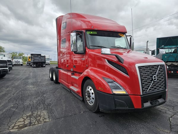 Slide images of 2022 VOLVO VNL64T760