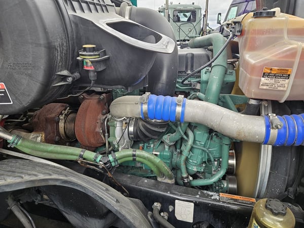 Slide images of 2022 VOLVO VNL64T760