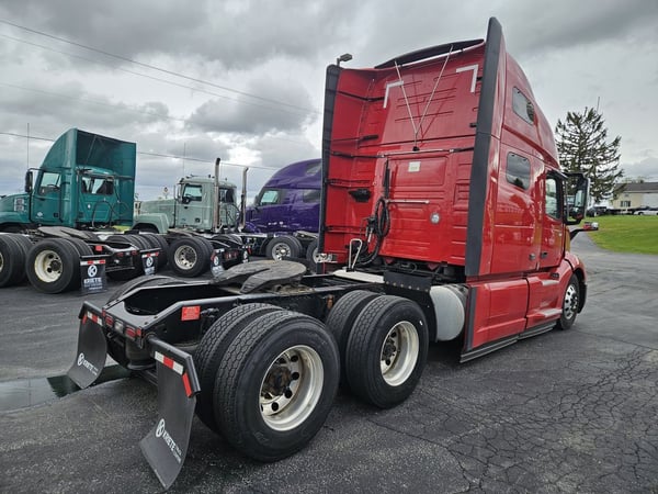 Slide images of 2022 VOLVO VNL64T760