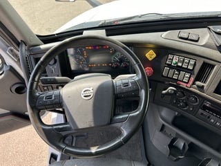 Slide images of Tandem Axle Sleeper Cab Rentals 