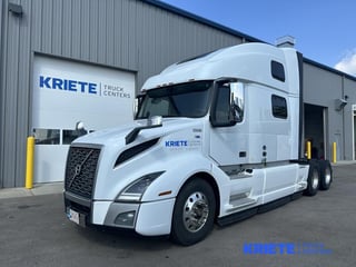 Slide images of Tandem Axle Sleeper Cab Rentals 