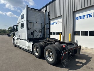Slide images of Tandem Axle Sleeper Cab Rentals 