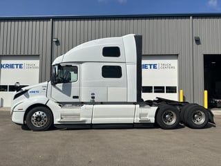 Slide images of Tandem Axle Sleeper Cab Rentals 
