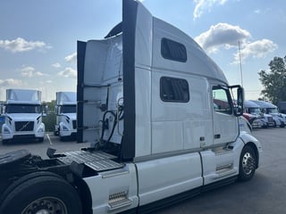 Slide images of Tandem Axle Sleeper Cab Rentals 
