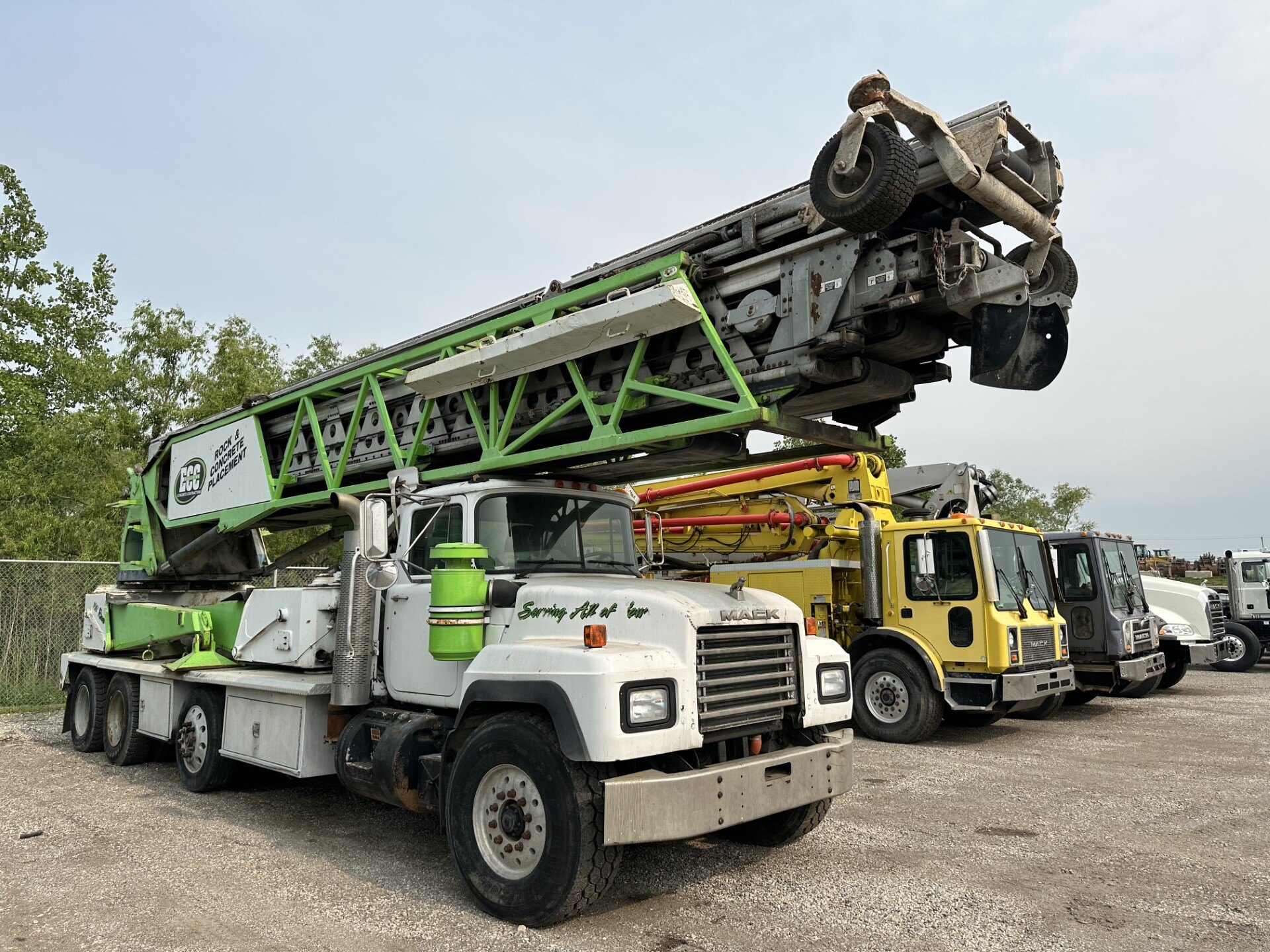 Putzmeister telebelt with green framework, mounted on a white truck