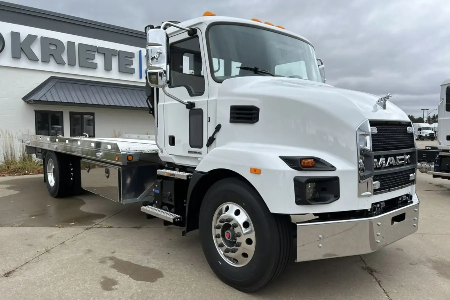 White Mack MD truck, side-on